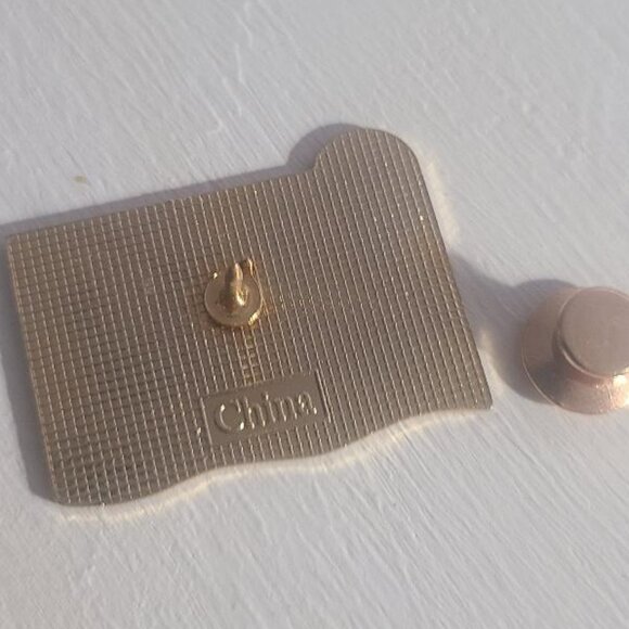 Grand Circle Travel Great Rivers Of Europe Vintage Lapel Pin - Picture 4 of 4